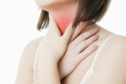 Viêm họng cấp khiến cơ thể sốt cao hoặc có thể không sốt nhưng kèm theo các cơn ho có hoặc không có đờm