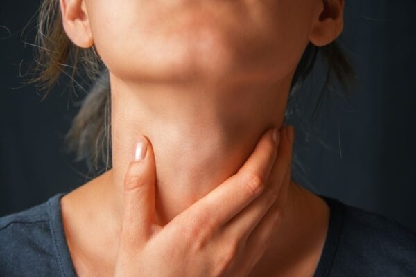 Khó thở, hụt hơi là dấu hiệu của viêm thanh quản thường gặp