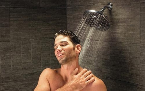 Tắm vòi sen tránh ngâm vùng phẫu thuật trong bồn tắm
