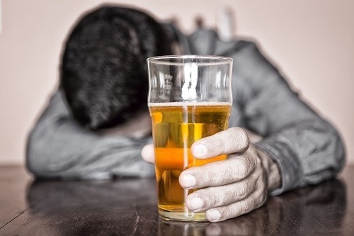Đồ uống có cồn chứa calo và làm tăng sự thèm ăn của bạn