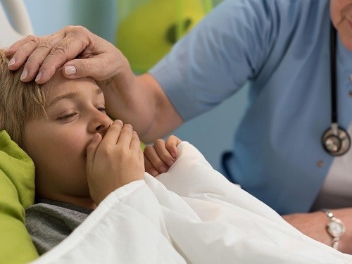 Trẻ bị ho kèm theo sốt cao là dấu hiệu cảnh báo nguy hiểm.