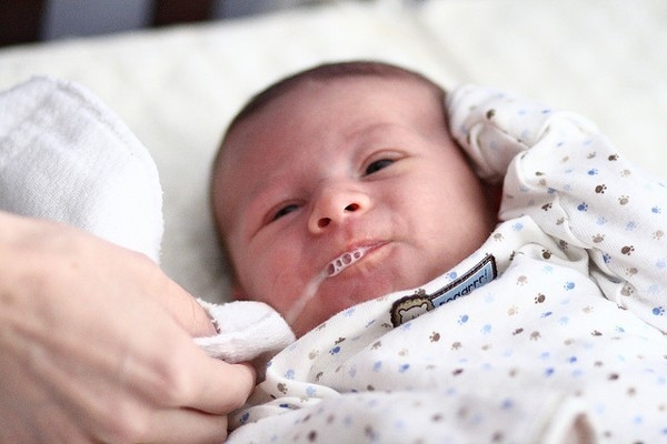 Trẻ sơ sinh bị trớ phải làm sao?chăm sóc con đúng cách.