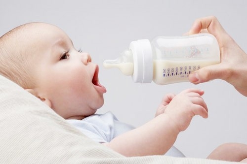 Cho trẻ ăn đúng cách tránh hiện tượng nôn trớ ở trẻ