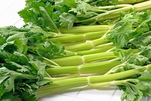 Cần tây là một nguồn giàu natri hữu cơ giúp loại bỏ carbon dioxide từ cơ thể tốt hơn. Do đó, cần tây có lợi cho người bị hen suyễn. Bên cạnh đó nước ép cần tây tươi chứa hàm lượng cao vitamin C giúp giảm viêm ở phổi.