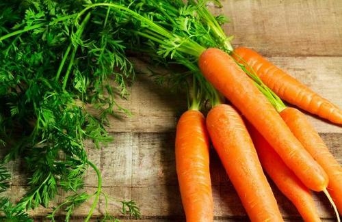 Trong cà rốt có vitamin A, vitamin C và các chất chống oxy hóa như lycopene, giúp cải thiện sức khỏe phổi và làm giảm nguy cơ mắc bệnh phổi. Theo các chuyên gia, chỉ một vài củ cà rốt trong chế độ ăn hàng ngày có thể làm giảm nguy cơ ung thư phổi khoảng 50%.