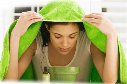 Nói một cách chính xác là xông mặt vì lúc này bạn cần hít sâu hơi nước ấm để giúp làm thông mũi. Bạn chỉ cần cho nước nóng và một chiếc xô hay chậu nhỏ, thêm 3-4 giọt giấm hoặc tinh dầu bạc hà. Dùng hỗn hợp này để xông mặt giúp bạn hết ngạt mũi và thư giãn hơn.