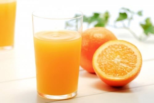 Uống 6-8 ly nước lọc, nước trái cây hoặc trà thảo dược mỗi ngày. Việc đảm bảo bổ sung nhiều chất lỏng giữa các bữa ăn sẽ giúp hạn chế lượng thức ăn tồn đọng trong dạ dày.