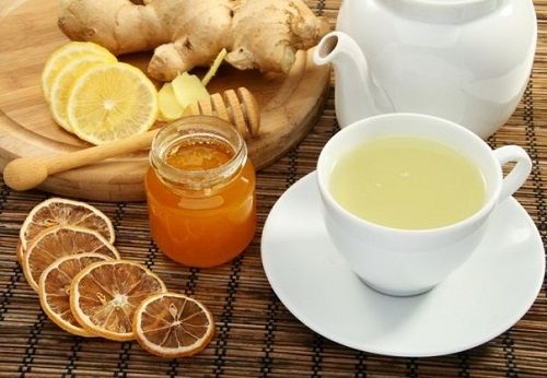 Uống nước chanh gừng mật ong ấm giúp bạn chữa đầy hơi khó tiêu nhanh chóng.