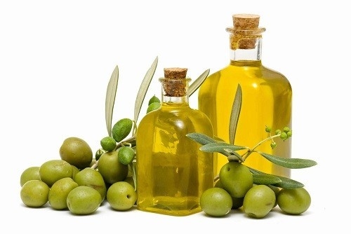 Các chế độ ăn giàu dầu ôliu, ví dụ như chế độ ăn uống Địa Trung Hải, được biết đến giúp làm giảm đau và cứng khớp ở bệnh nhân viêm khớp dạng thấp