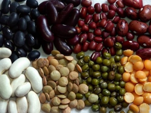 Bệnh Crohn là một trong các bệnh đường ruột khá phổ biến. Người mắc bệnh này nên tránh các loại thực phẩm có chứa nhiều hạt, chẳng hạn như dâu tây, quả mâm xôi và cà chua. Các loại hạt này thường rất tốt cho sức khỏe với nhiều protein, chất xơ, chất chống oxi hóa và vitamin E, tuy nhiên những loại thực phẩm chứa nhiều hạt có thể gây tiêu chảy nhiều hơn. Một số món ăn khác như bánh mì lúa mạch đen và bánh nướng có chứa hạt cũng nên tránh ăn.