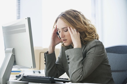 Tránh căng thẳng thần kinh rất tốt để hỗ trợ giảm bệnh đường ruột. Nên tập thể dục thể thao đều đặn vừa sức để giúp giảm áp lực tinh thần trong công việc, cuộc sống. Thể dục thể thao còn làm tăng lưu lượng máu đến não, giúp cơ thể tiết ra một số hormone có tác dụng kích thích hệ thần kinh. Nhờ vậy sẽ giúp gia tăng nồng độ của những chất giống morphine xuất hiện một cách tự nhiên trong cơ thể như beta-endorphine. Những chất này có tác động tích cực lên tâm trạng, cảm xúc…, từ đó giúp ngăn chặn việc sản sinh axít dạ dày quá mức.
