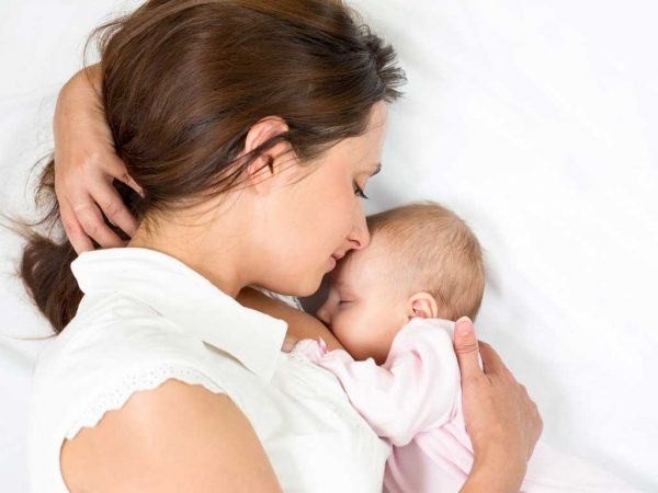 Ngoài tránh thai, bú sữa mẹ hoàn toàn trong 6 tháng đầu đời, giúp bé nâng cao đề kháng và hệ miễn dịch.