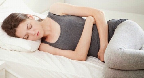 Đau bụng kinh là tình trạng chị em thường gặp phải. 