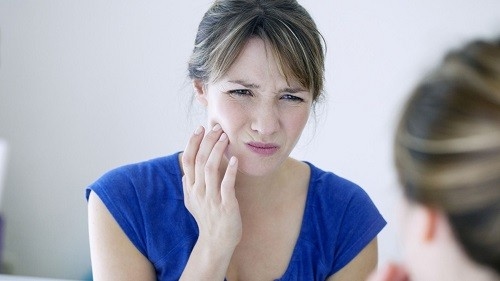 Đau quai hàm xuất phát từ nhiều nguyên nhân tiềm ẩn khác nhau.