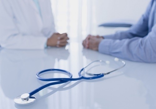 Người bệnh cần thăm khám và tư vấn với bác sĩ để biết được tình trạng axit uric trong máu cao có nguy hiểm hay không, nguyên nhân và cách điều trị nếu cần.