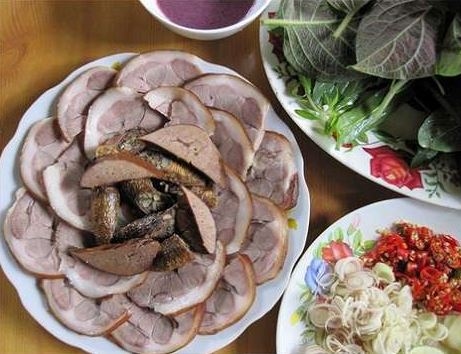 Thịt chó, thịt bò, thịt trâu, thịt dê, phủ tạng động vật... người bị viêm đại tràng nên hạn chế ăn