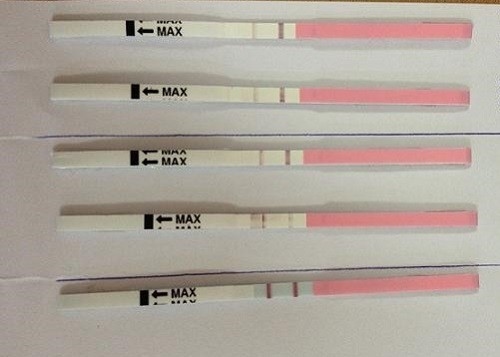 Màu sắc que thử thai 2 vạch phụ thuộc vào nhiều yếu tố khác nhau