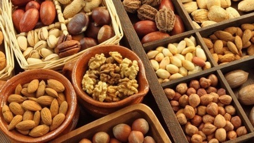 Các loại hạt chứa hàm lượng cao protein và sắt giúp tăng lượng hồng cầu máu