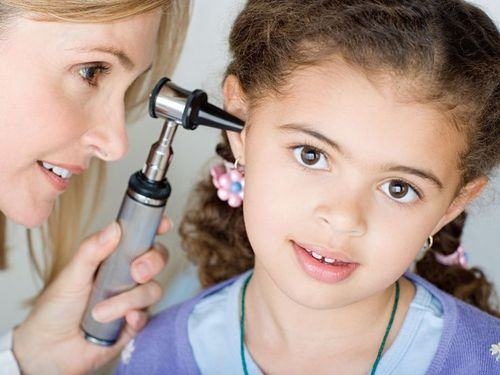Bạn nên đến cơ sở chuyên khoa để thăm khám và điều trị khi viêm tai thanh dịch