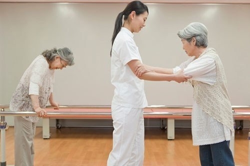 Người bị liệt nửa người cần được điều trị phục hồi