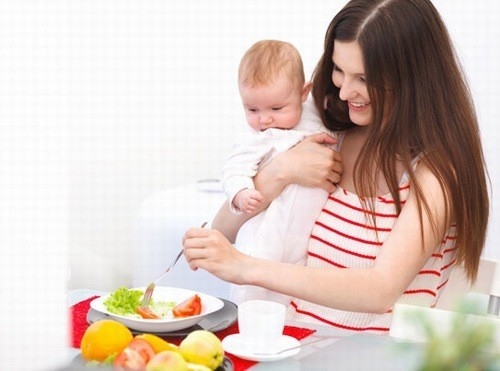 Mẹ cần chú ý bổ sung dinh dưỡng đầy đủ khi cho bé bú