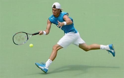 Người chơi tennis có nguy cơ bị viêm lồi cầu