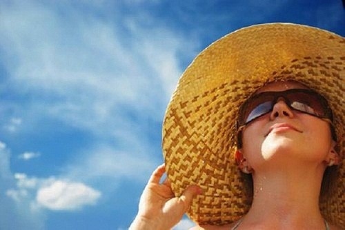 Cần bảo vệ mắt bằng cách đeo kính râm hoặc đội mũ khi ra nắng sẽ giúp phòng tránh tác động của tia UV, ngăn ngừa ung thư mắt hiệu quả