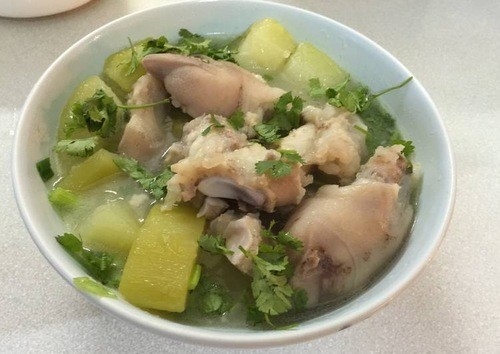 Móng giò nấu đu đủ xanh là một món ăn nhiều dưỡng chất cho mẹ sau sinh.