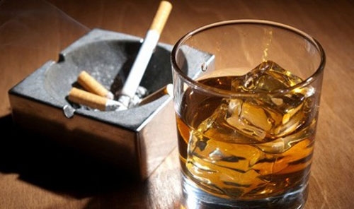 Hút thuốc lá, nghiện rượu... là những yếu tố làm gia tăng nguy cơ mắc ung thư miệng