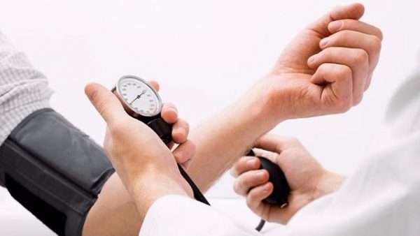 Để theo dõi huyết áp, bạn nên đo huyết áp đều đặn vào cùng một thời điểm mỗi ngày