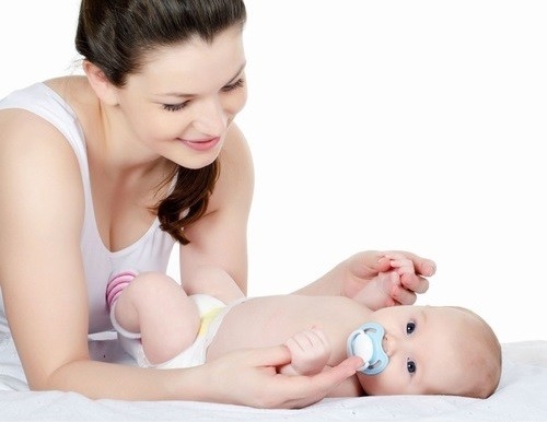 Tắm cho trẻ sơ sinh là một phần quan trọng trong công việc chăm sóc bé của mẹ.