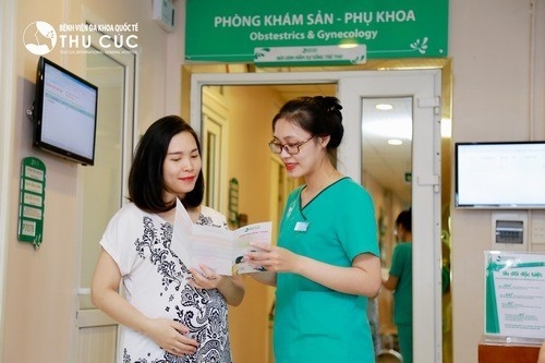 Bên cạnh chế độ ăn uống, cần chú ý đến việc khám thai định kỳ và khám ngay khi có dấu hiệu bất thường.