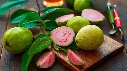 Người bệnh đau bao tử nên ăn ổi chín và rửa sạch trước khi ăn