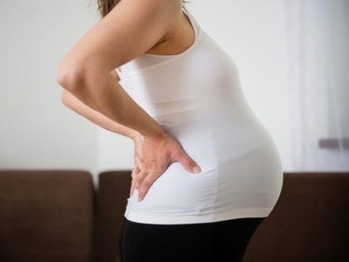 Đau lưng là triệu chứng mẹ thường cảm thấy ở cuối thai kỳ. 