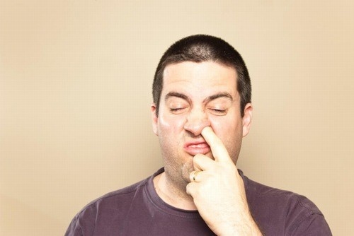 Ngoáy mũi có thể gây tổn thương niêm mạc mũi vì vậy cần loại bỏ thói quen xấu này