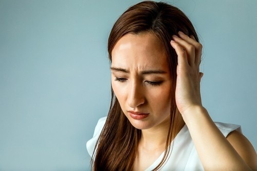 Kinh nguyệt kéo dài nếu không điều trị sẽ gây mất máu dẫn đến thiếu máu, cơ thể suy nhược, mệt mỏi.