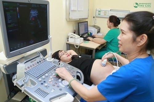 Nếu mang thai ra máu đỏ tươi, mẹ bầu cần nhanh chóng tới bệnh viện để tiến hành thăm khám, xác định nguyên nhân để có hướng xử trí kịp thời