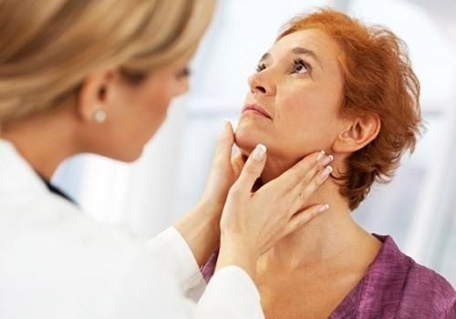 Thăm khám để được chẩn đoán chính xác nguyên nhân nổi hạch ở cổ và điều trị hiệu quả