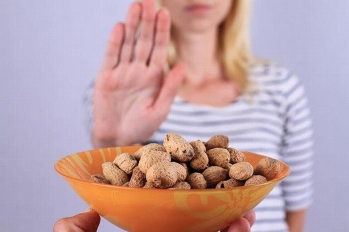 Phát ban đỏ ở dưới da có thể do dị ứng thực phẩm