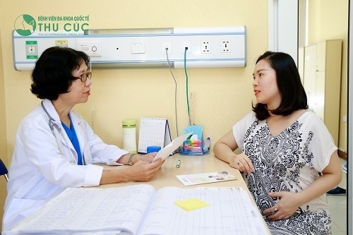 Khi siêu âm thấy nước ối đục, mẹ bầu cần tiến hành thăm khám, kiểm tra tình hình nước ối sát sao hơn theo chỉ định của bác sĩ