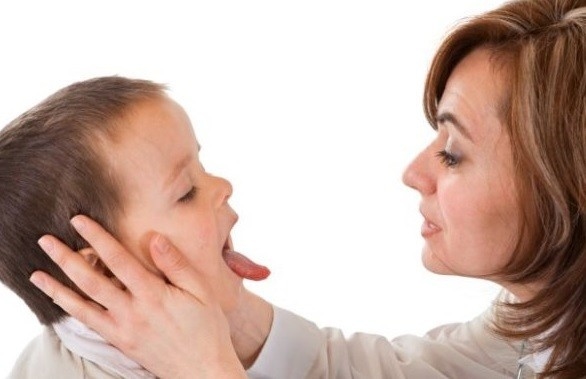 Mẹ cần theo dõi thường xuyên, chăm sóc cẩn thận cho trẻ bị tay chân miệng