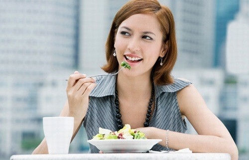 Người bệnh đau dạ dày nhai kỹ thức ăn để giảm gánh nặng cho dạ dày
