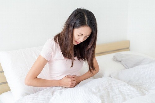 Nhiều chị em thấy vùng bụng của mình đau âm ỉ hoặc là đau dữ dội trước một đến hai ngày trước hành kinh. 