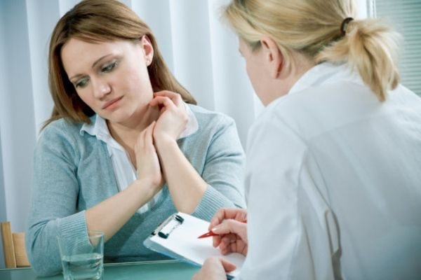 Bạn nên đến cơ sở chuyên khoa để được thăm khám và điều trị khi trầm cảm width=
