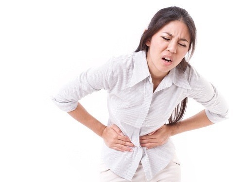 Đau bụng dưới là một trong những triệu chứng của u xơ cổ tử cung.