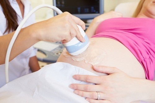 Double Test sử dụng các xét nghiệm hóa sinh như định lượng β-hCG tự do và PAPP-A trong máu của thai phụ, Kết hợp với đo độ mờ da gáy bằng siêu âm, tính tuổi thai, tuổi mẹ... để đánh giá nguy cơ dị tật thai nhi.