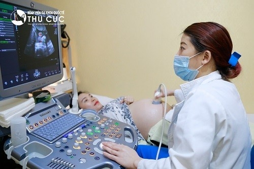 Khi mang thai 12 tuần, mẹ bầu cần tiến hành siêu âm để đo độ mờ da gáy cho bé