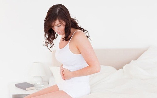 Bước vào tuần 22, mẹ bầu đã thấy rõ chiếc bụng tròn trịa của mình.