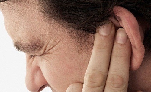 Viêm sụn vành tai khiến người bệnh có cảm giác đau, khó chịu, tai sưng đỏ