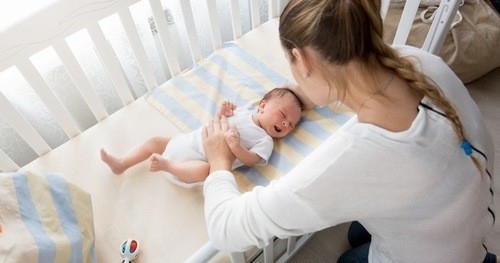 Cho trẻ ngủ đúng tư thế ngay từ đầu